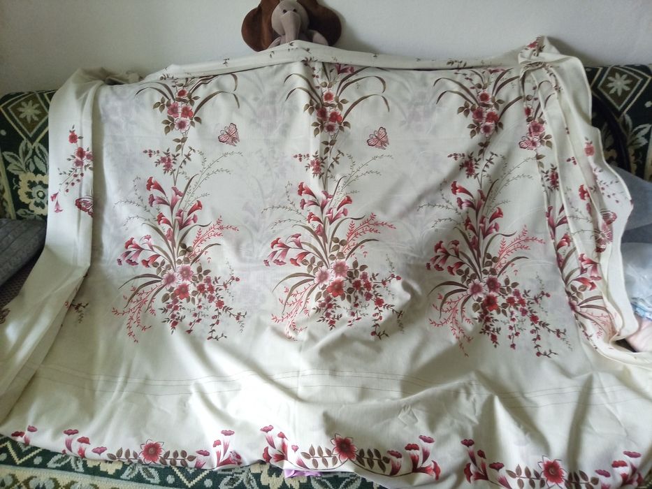 Продаётся тюль с яркими красными цветочками