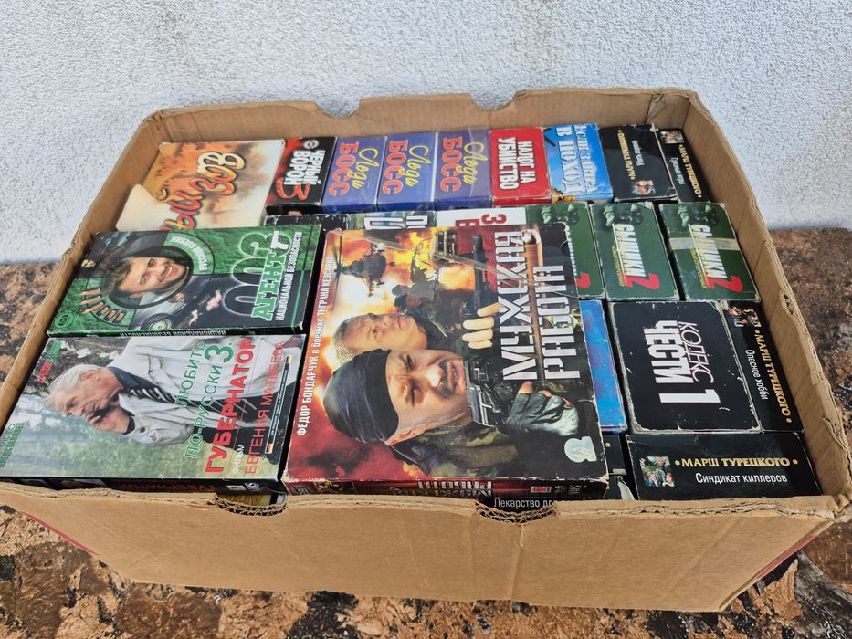 Vând 71 casete video VHS  filme,seriale actiune,in limba Rusa