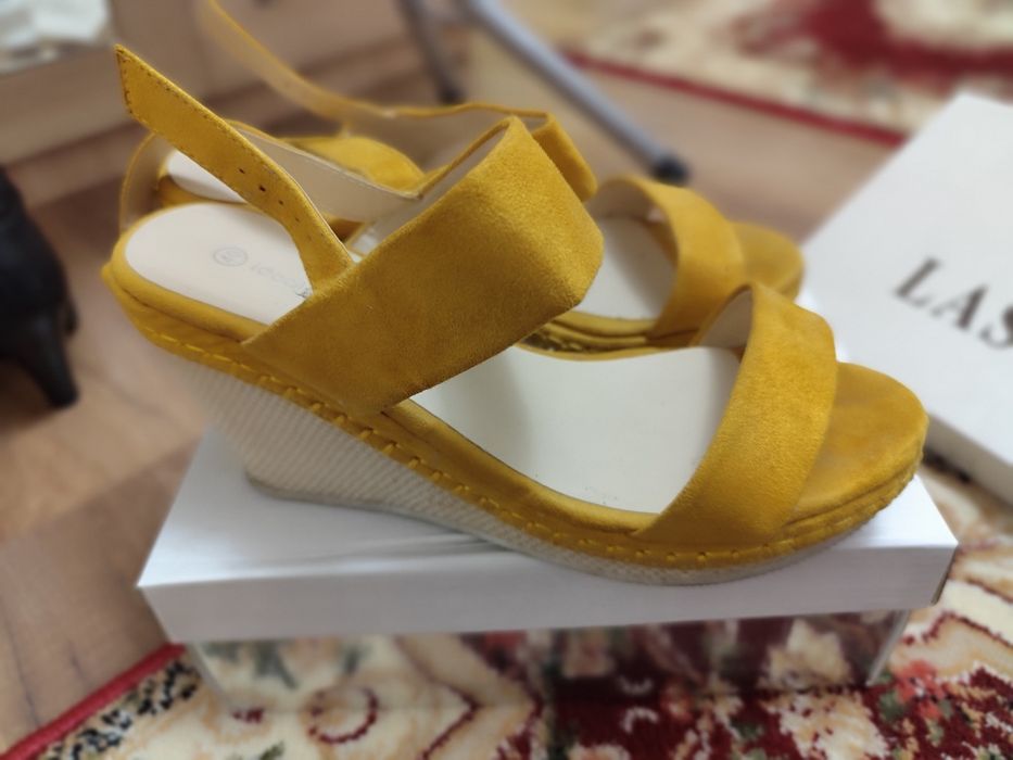 Sandale cu platforma