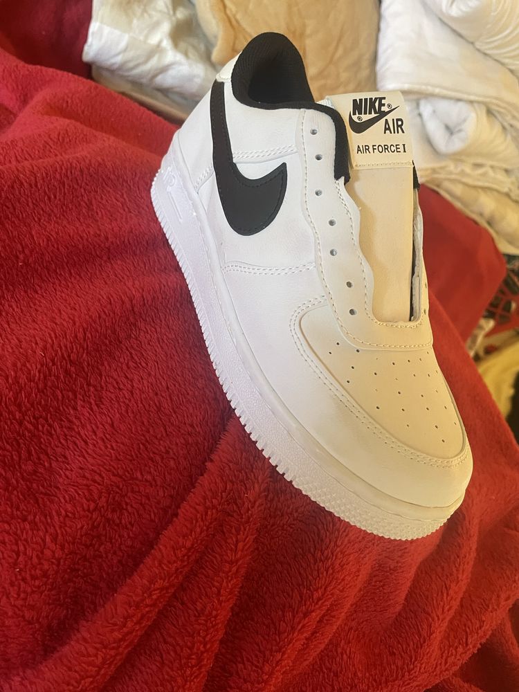 Vand adidasi angro sau la bucata nike