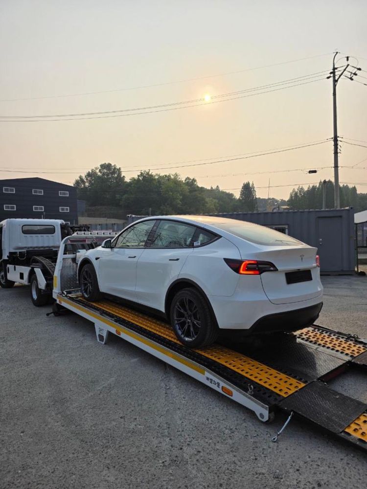 Tesla model Y sotadi.