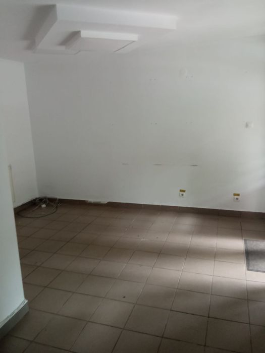 Vând spațiu comercial