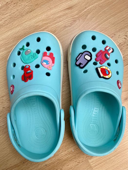 Детски Crocs за момиче + Jibbitz Among Us – размер 33–34 (8-10 год.)