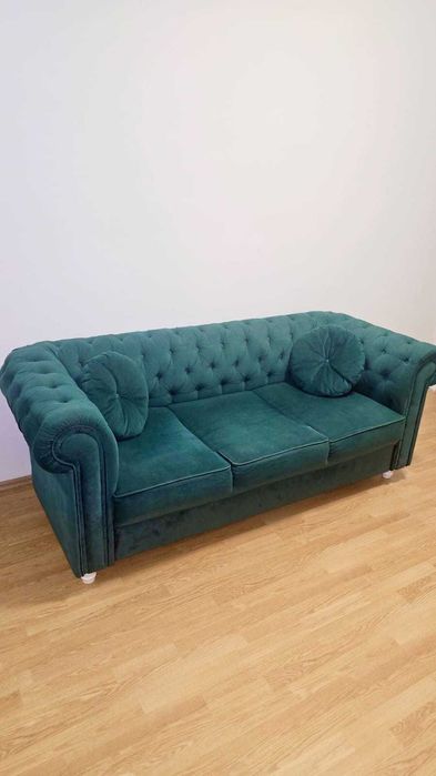 Canapea model Chesterfield din catifea verde smarald
