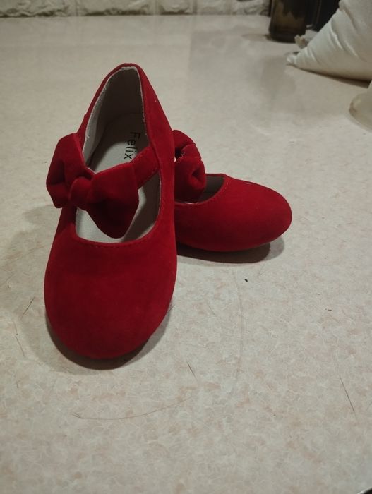 Продаю детские тапочки.