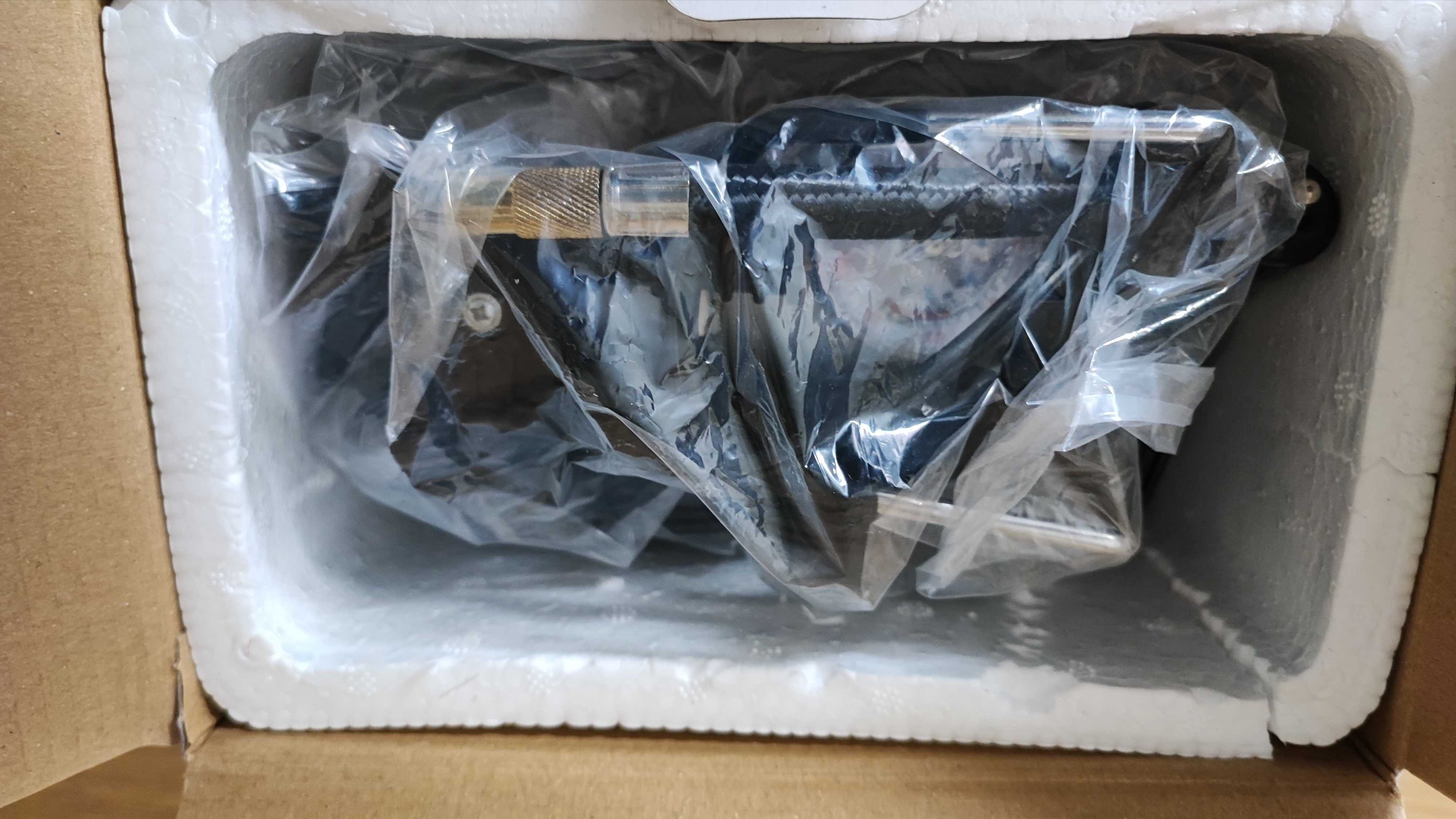 Продавам автомобилен компресор за гуми на 12v