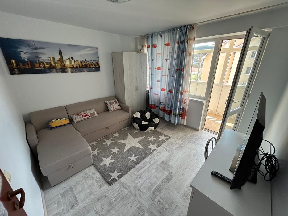 Închiriez apartament 3 camere  nou  cu lift