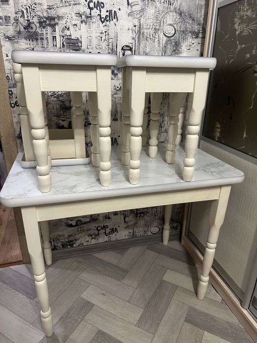 Продам стол и четыре стула