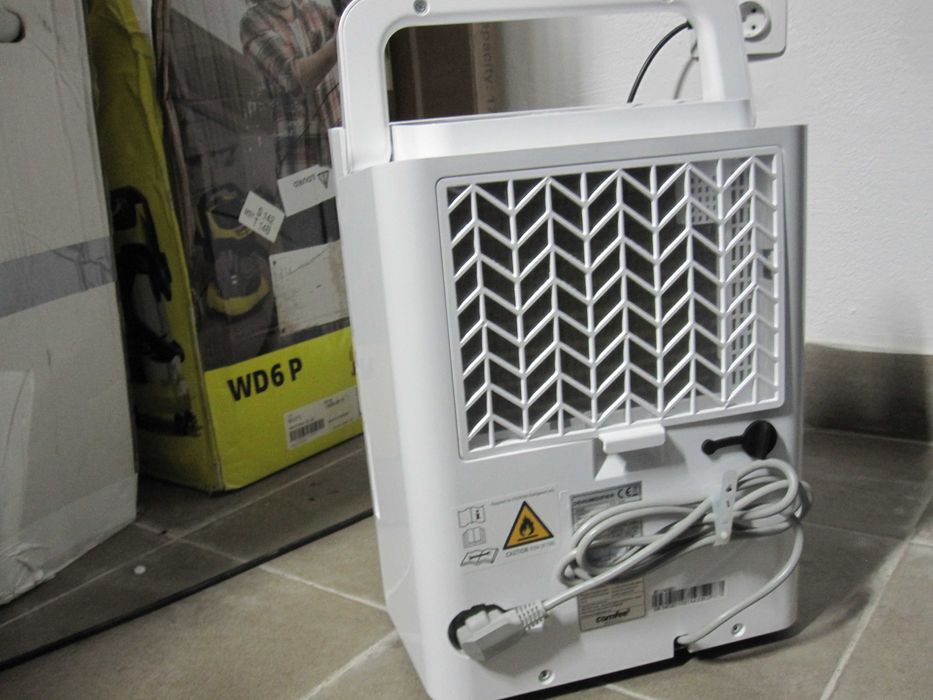 Dezumidificator Comfee MDDN-10DEN7, Capacitate 10L/24h, Afisaj LED