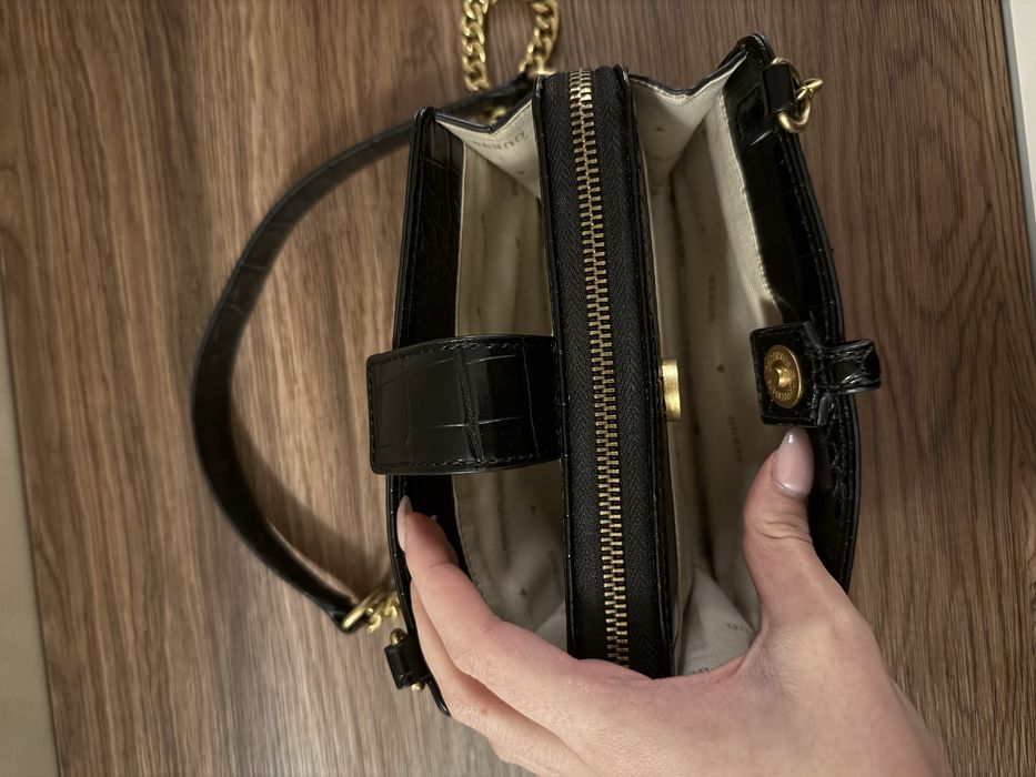 Чанта Guess от кожа и златни детайли