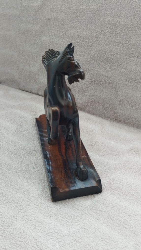 Дървена фигурка кон