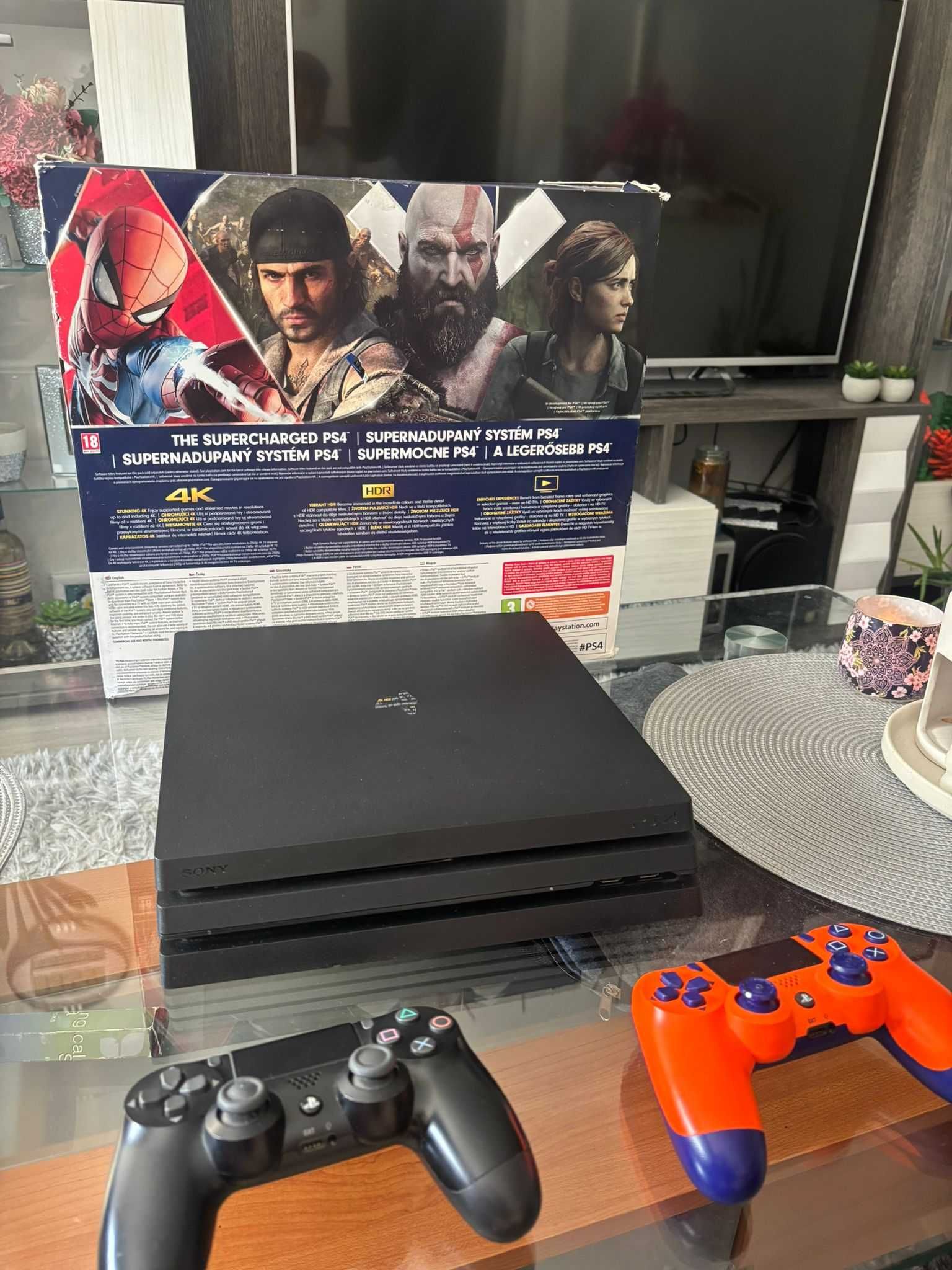 Ps 4 Pro 1TB с 2 контролера + 3 игри