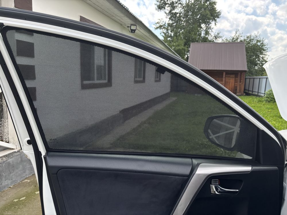Сетка солнцезащитная на переднее стекло Rav4