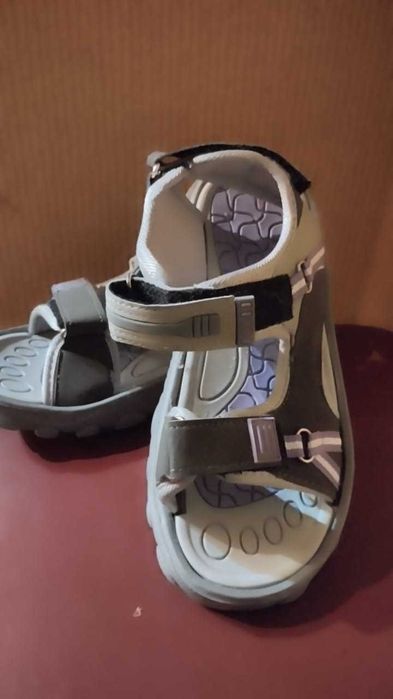 Продам сандалии новые для мальчика р.35