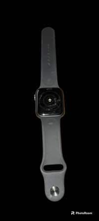 De vanzare ceas Apple seria 4 de 44mm pentru piese