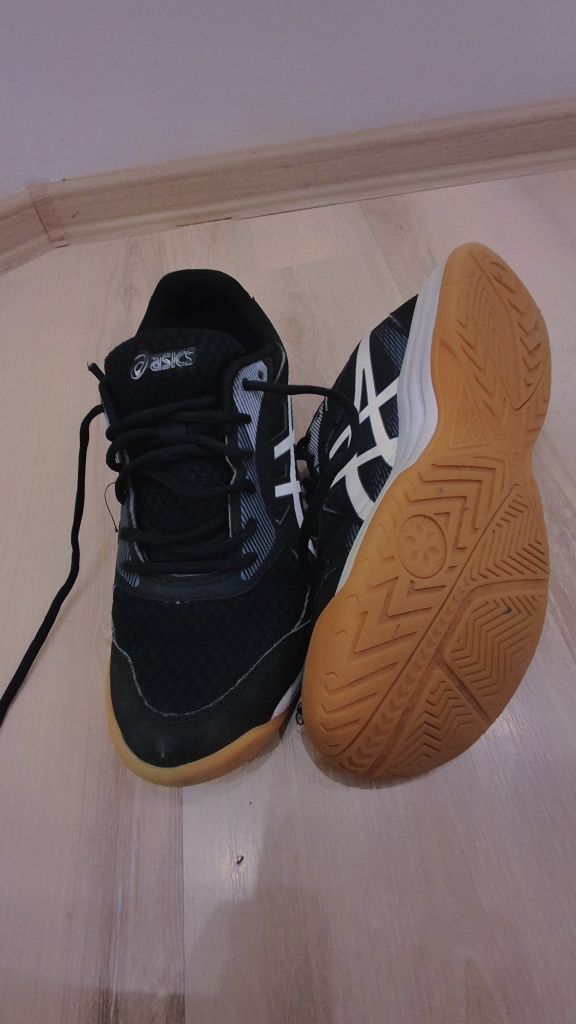 Волейболни обувки asics номер 39,5