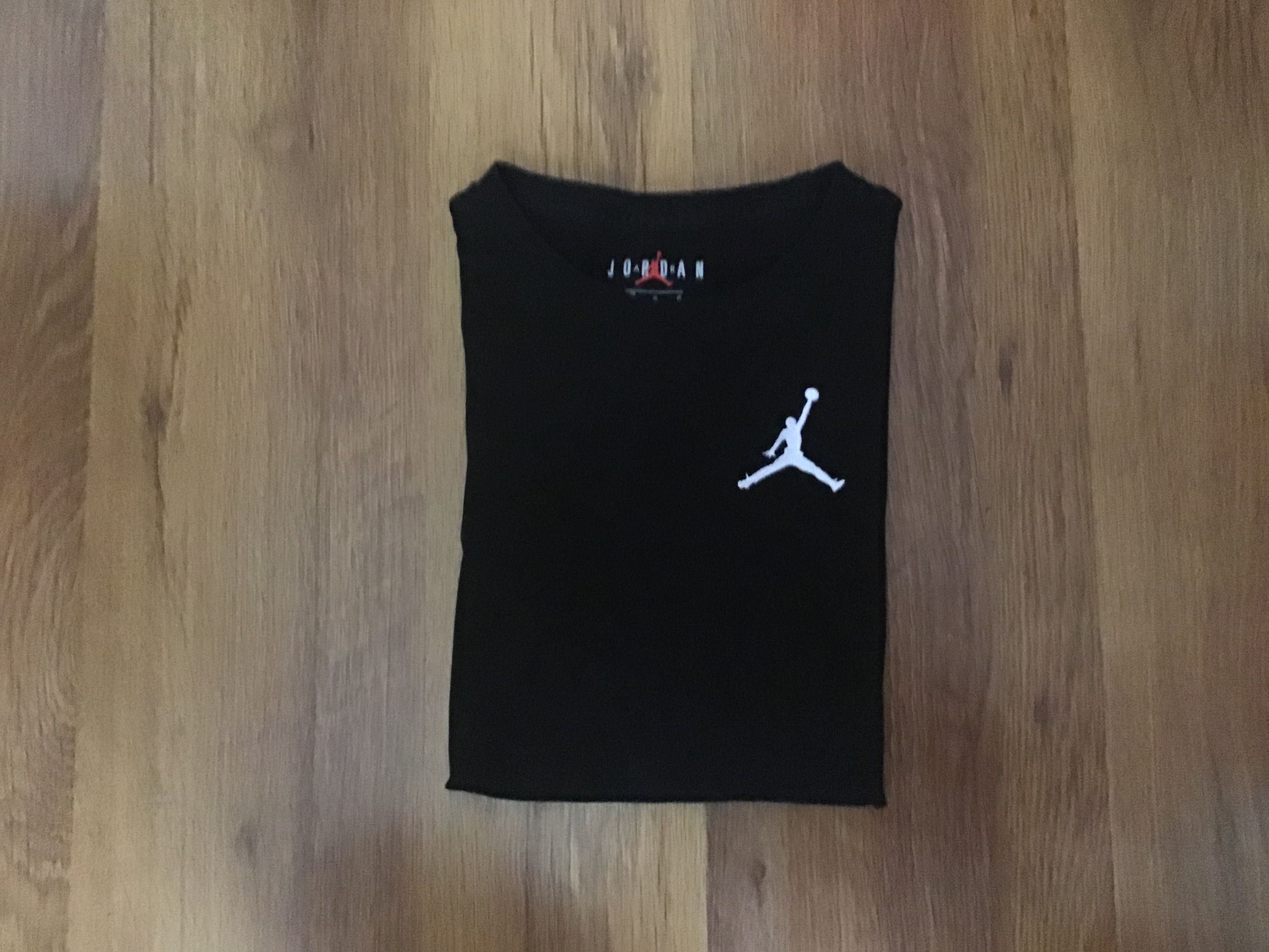 Vând tricou Nike Air Jordan