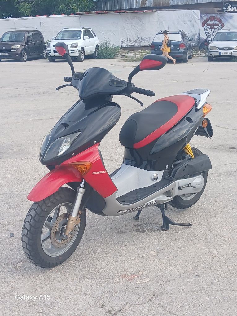 Продавам Honda x8r-s