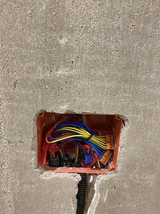 Electrician-Instalații electrice profesionale și reparații urgente