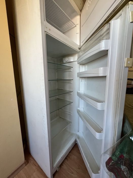 Стар хладилник с фризер Sang