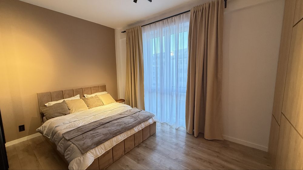 Persoana fizica vand Apartament 2 cam Lux,zona VIVO str Razoare