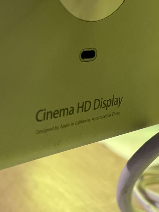 Apple cinema display monitor