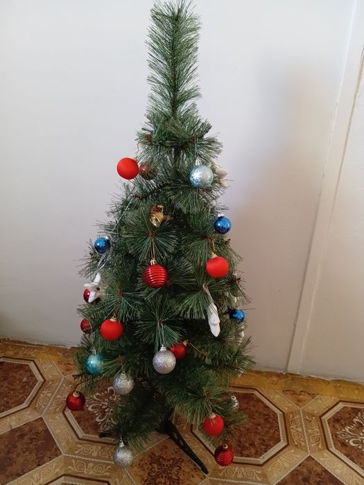 Продам ёлку 50 см с игрушками
