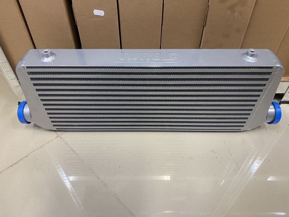 TurboWorks универсален интеркулер Intercooler 550х230х65 bar&plate