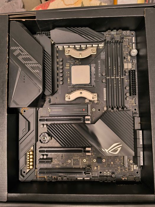 ROG Crosshair VIII Dark Hero X570 + AMD Ryzen 5 5600X