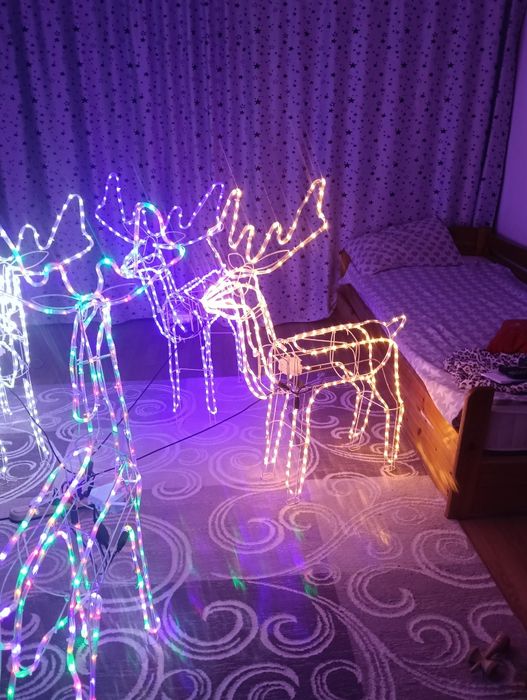 Decorațiuni luminoase in formă de reni