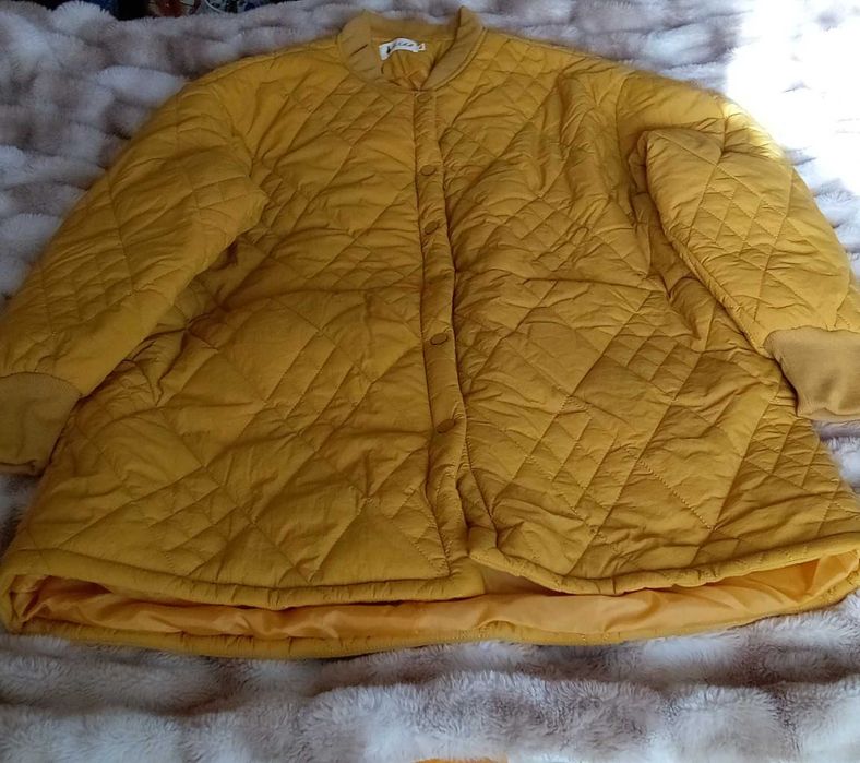 Ново, необличано олекотено дамско яке в слънчево жълт цвят.