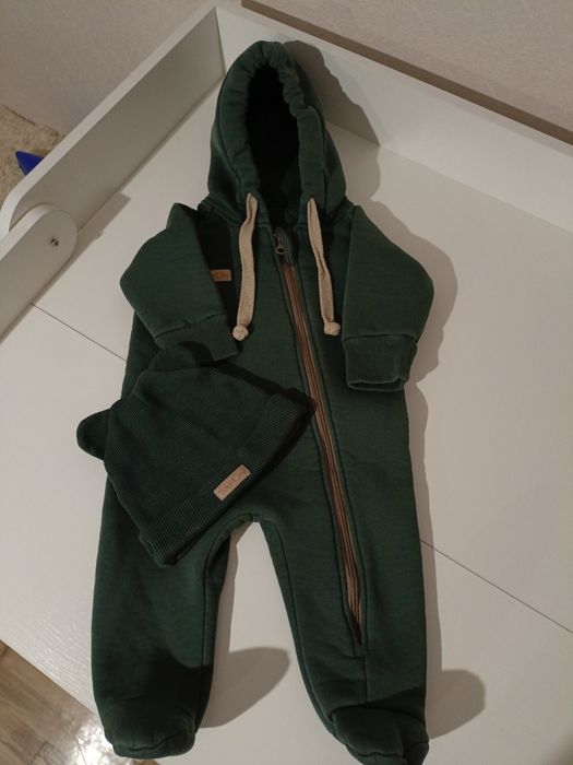 Комбинезон на флисе и шапочка.