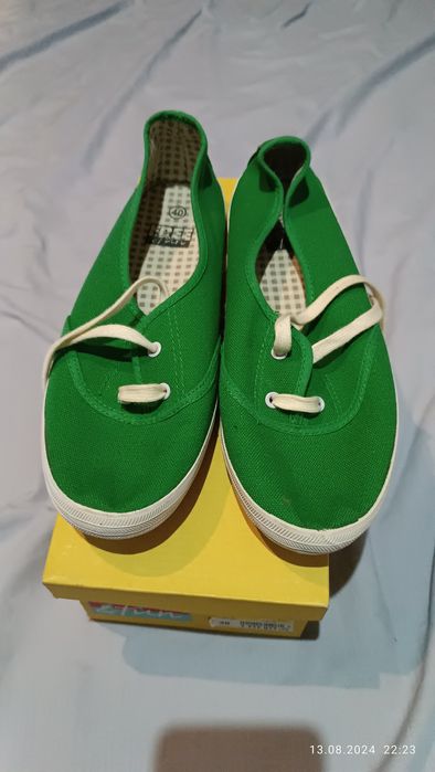 Tenisi verzi mărimea 40