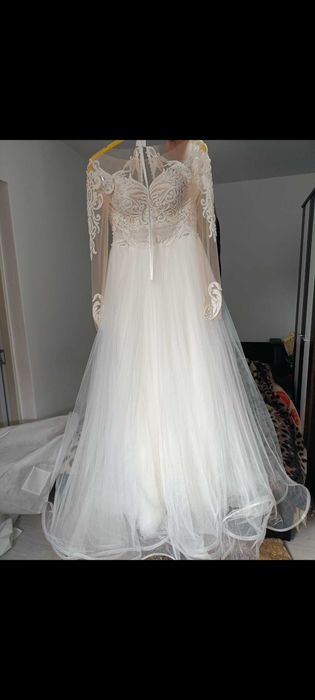 Vând rochie de mireasa stil prințesa,cu mâneci și corse.