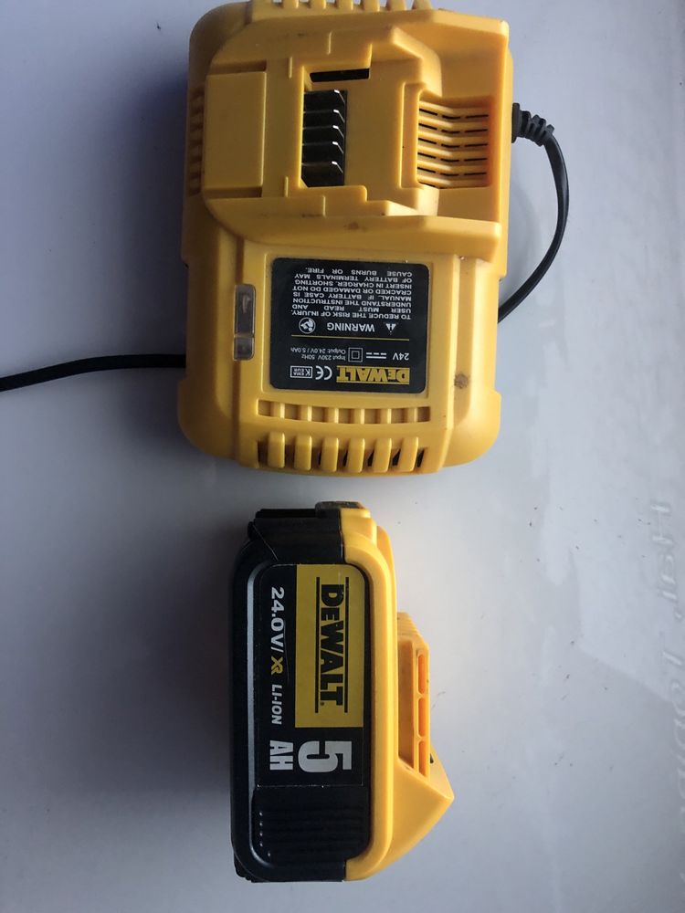 Incarcator Dewalt si accumulator 24 si 5amp