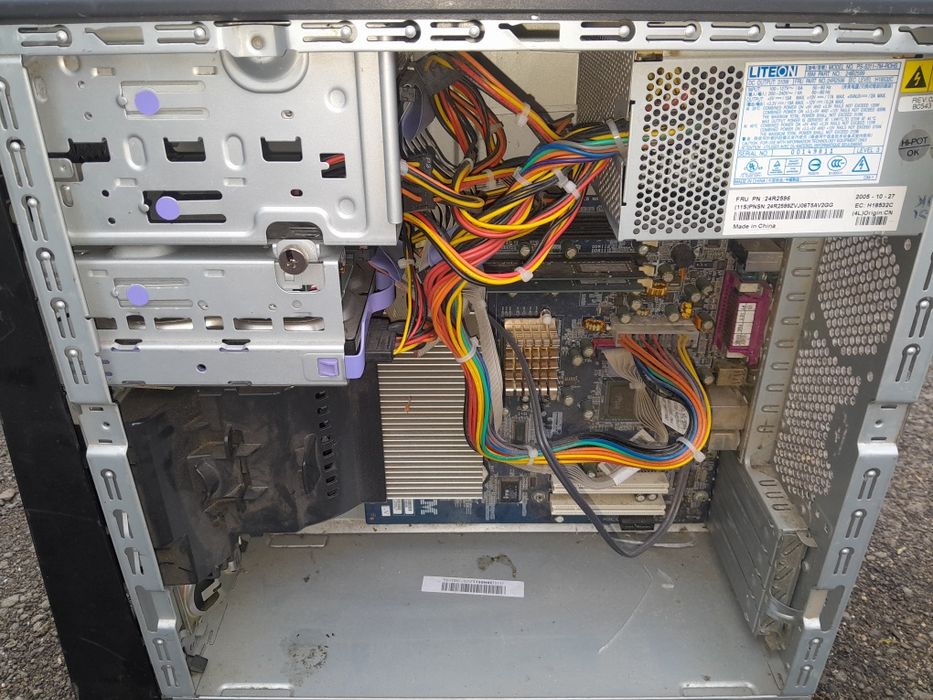 De vânzare calculator și monitor