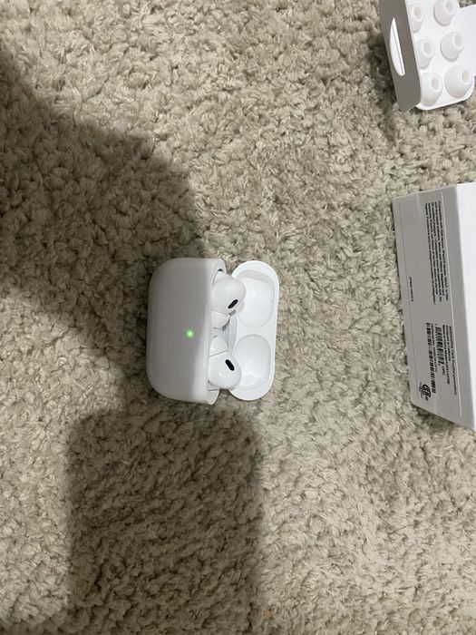 Vand AirPods pro 2 purtate de cateva ori