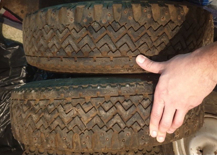 2 Roți Pirelli de iarnă R13, cu cuie M+S