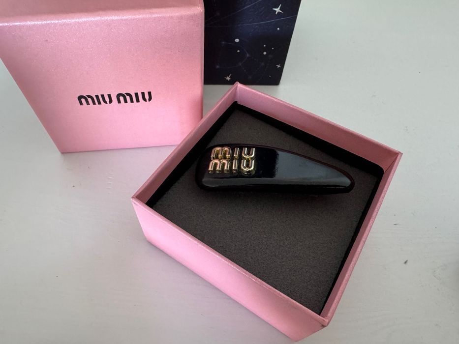 Стилна шнола за коса miu miu