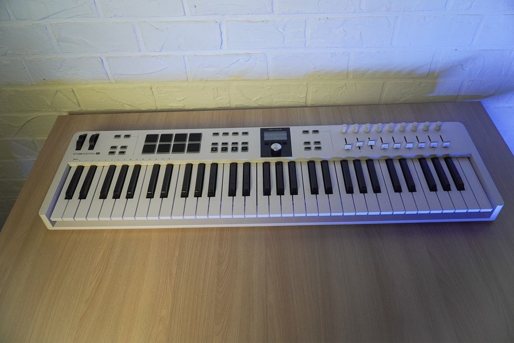 Arturia 61 mk3 миди клавиатура