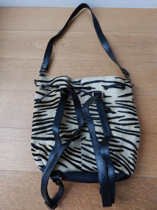 Rucsac negru convertibil în geanta