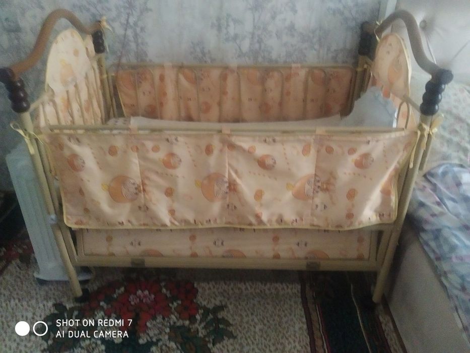 Детская кроватка с матрасом и подушкой