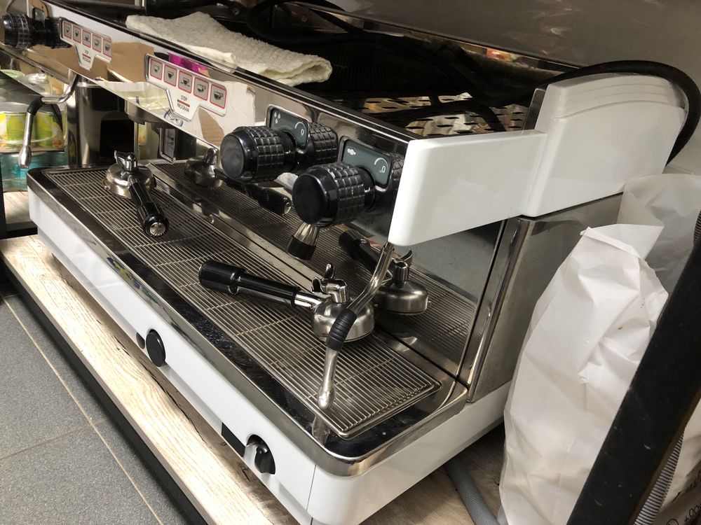 Продам профессиональную итальянскую кофе машину chimbali