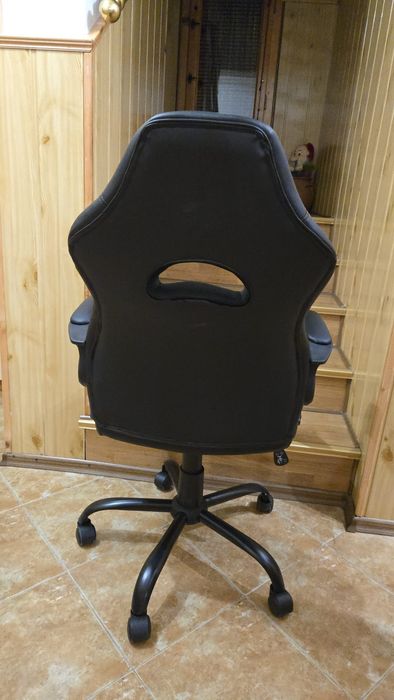 Продавам чисто нов стол