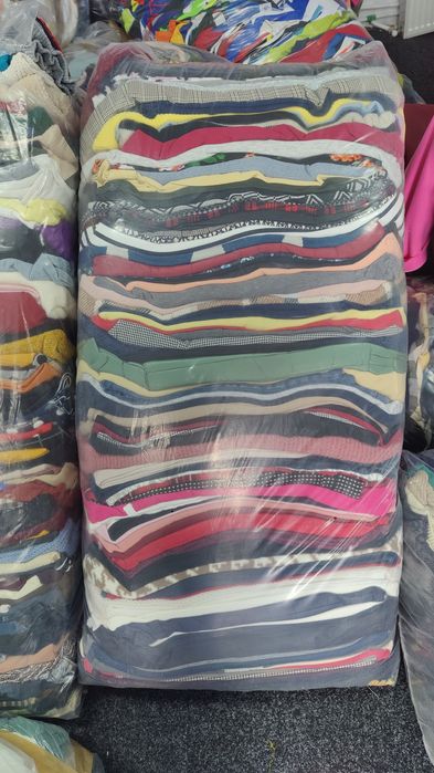 Vând haine second-hand extra, calitate premium.