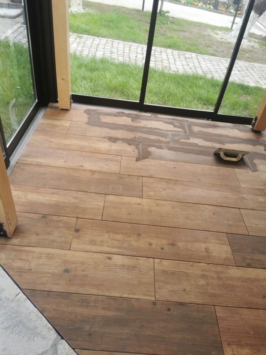 Бригада топлоизолация, тикли, фоаянс, теракот извършва този дейност