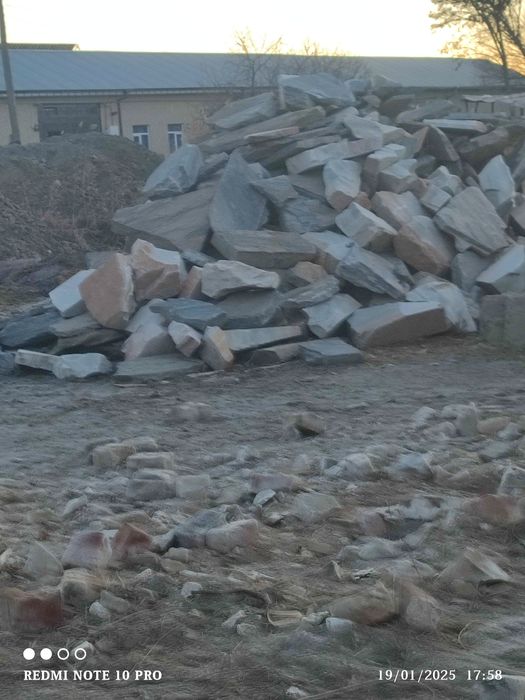 Oq va qora togʻ toshlari sotiladi