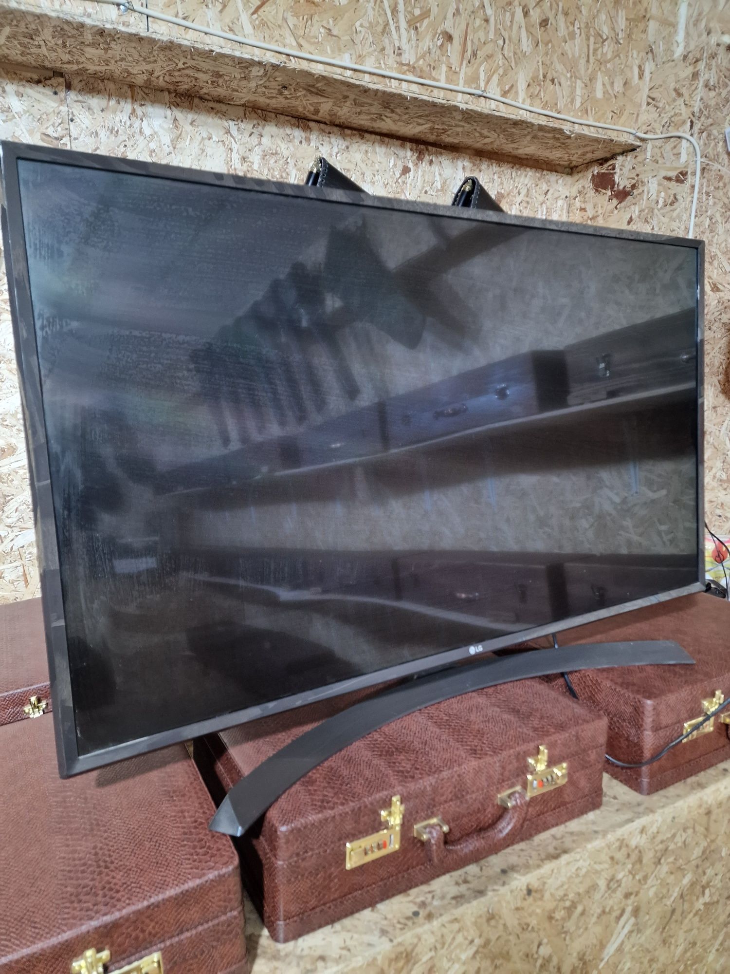 Телевизор LG диагональ 43 108см черный