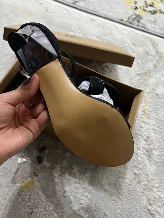 Босоножка янги кийлмаган