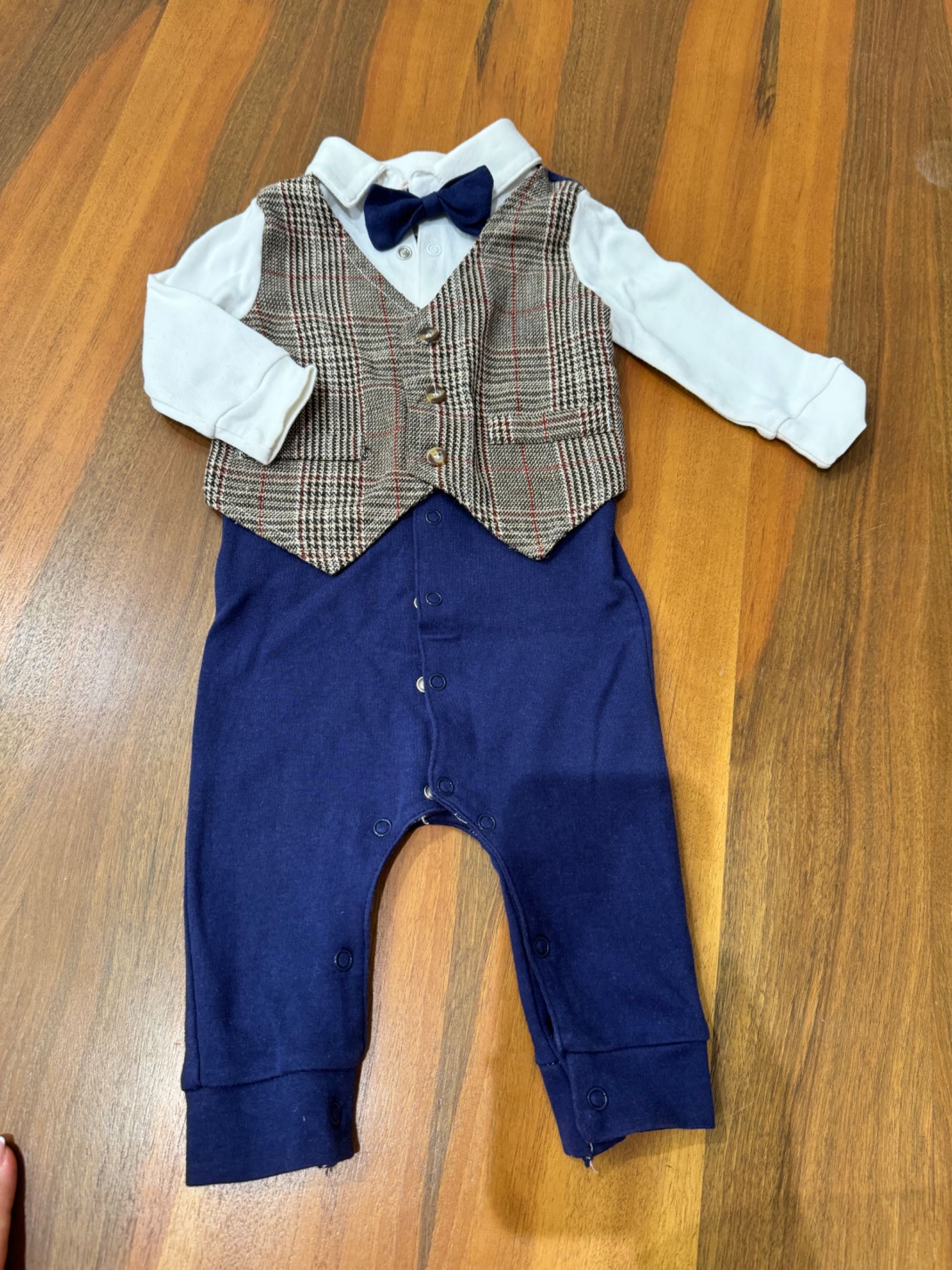 Продам слип с бабочкой, /смокинг/костюм на мероприятие 3-6 мес